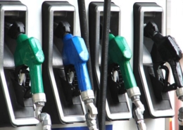 Zdjęcie przedstawiające cztery dystrybutory do paliwa