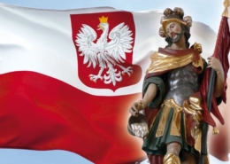 Zdjęcie przedstawiające figurę św. Floriana oraz flagę Polski z umieszczonym Godłem.